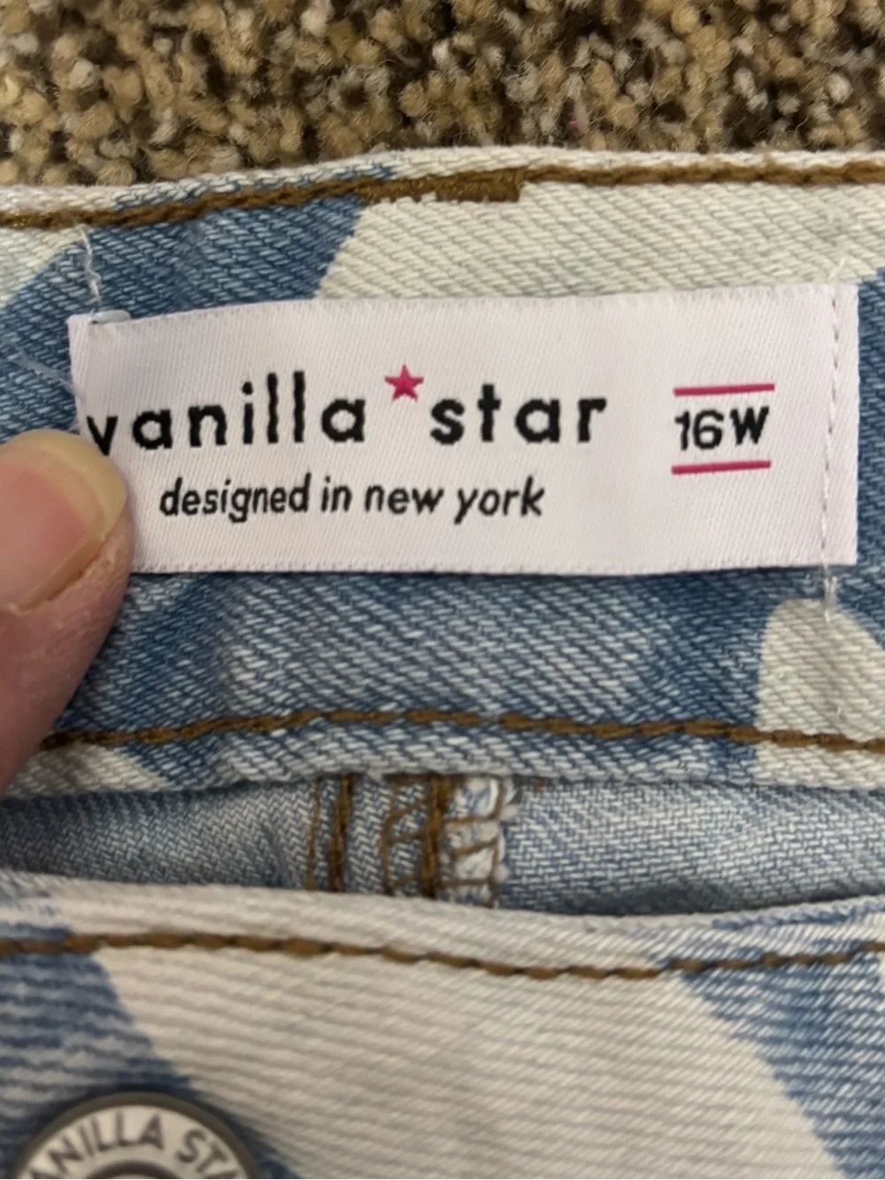 Vanilla Star 16W Blue Floral Daisy Denim Shorts. frayed Raw Hem check pics